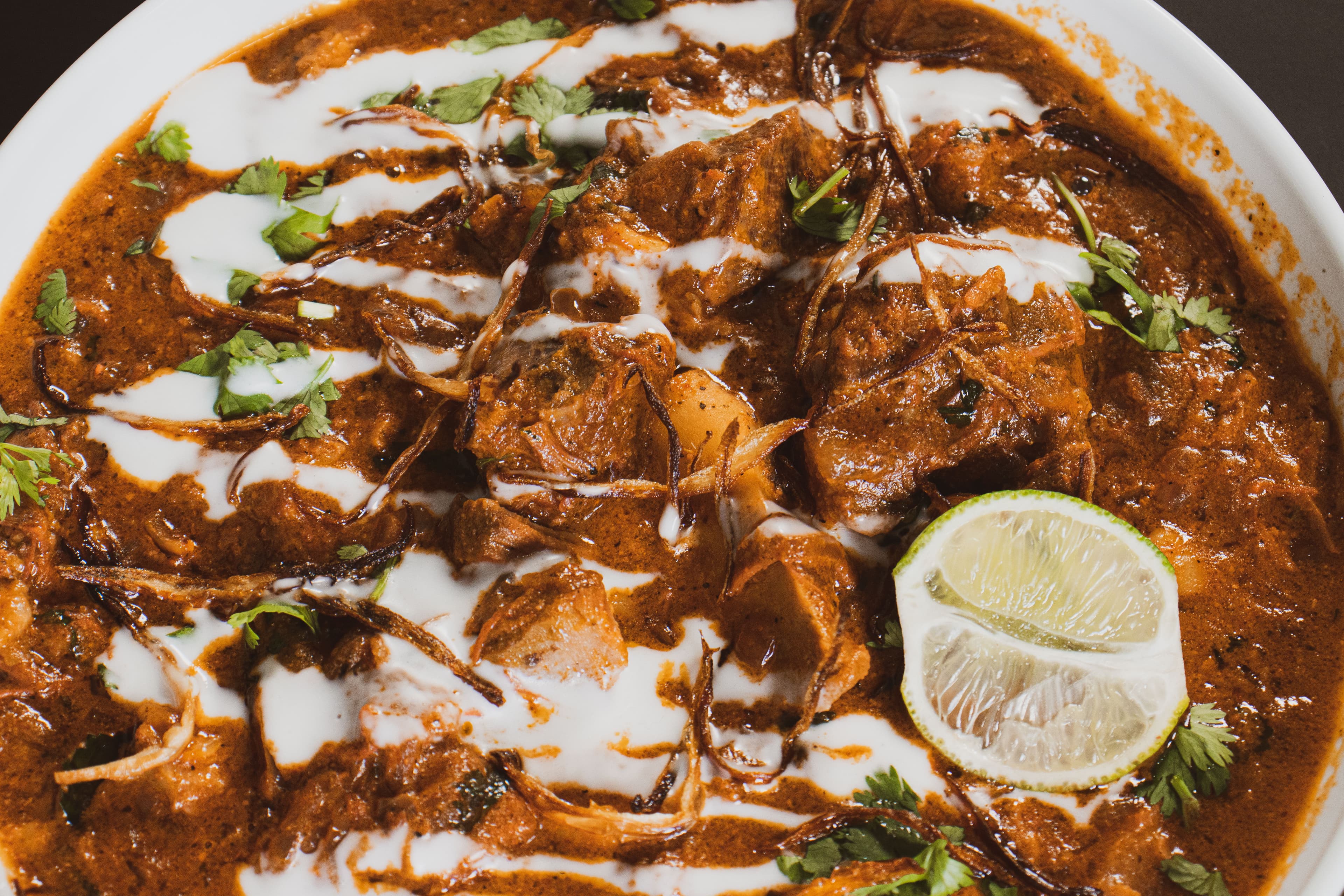Rogan Josh - curry kashmiri de chivo con color rojo intenso